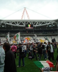 壹号娱乐- 科隆保级关键战告捷，球迷庆祝引发骚乱  