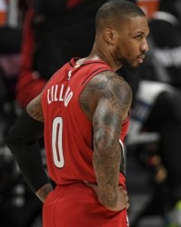 壹号娱乐官网- 开拓者利拉德申请交易，多队竞价进入白热化  